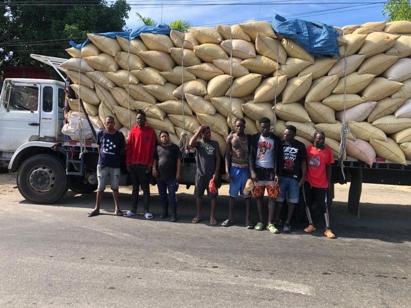 Ejército detiene camión con haitianos indocumentados ocultos entre sacos de paja de arroz