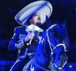 “A caballo y con música”, Pepe Aguilar responde a las políticas migratorias de EE.UU.