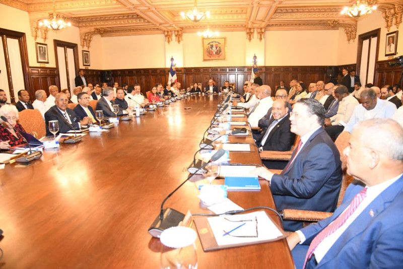 Abinader realiza movimientos en su tren gubernamental