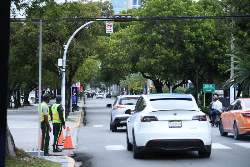 Prohibición de giro a la izquierda causa confusión entre conductores