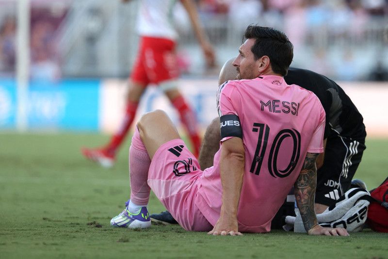 Messi sintió una “molestia” en el isquiotibial que lo obligó a retirarse del partido contra Necaxa