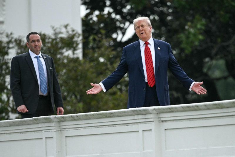 Donald Trump bromea con instalar “misiles nucleares”