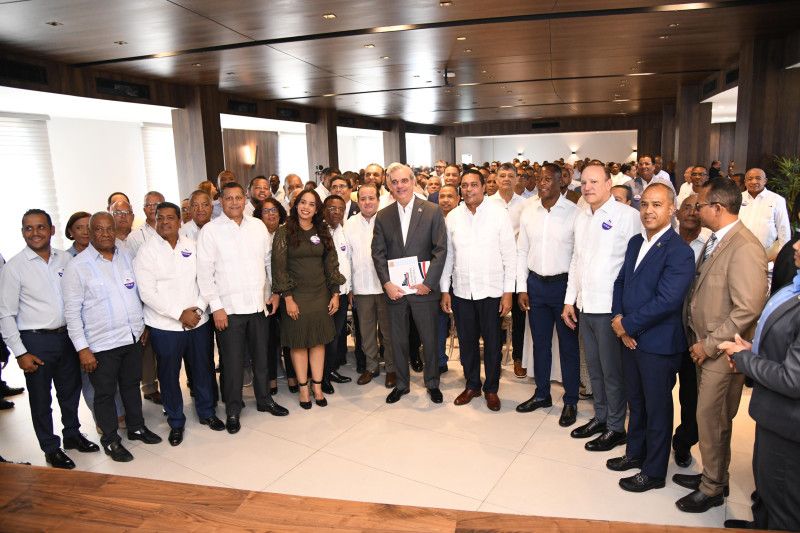 Inversión de RD$4,000 millones para aceras y contenes se obtendrán de “ahorros”, dice Abinader