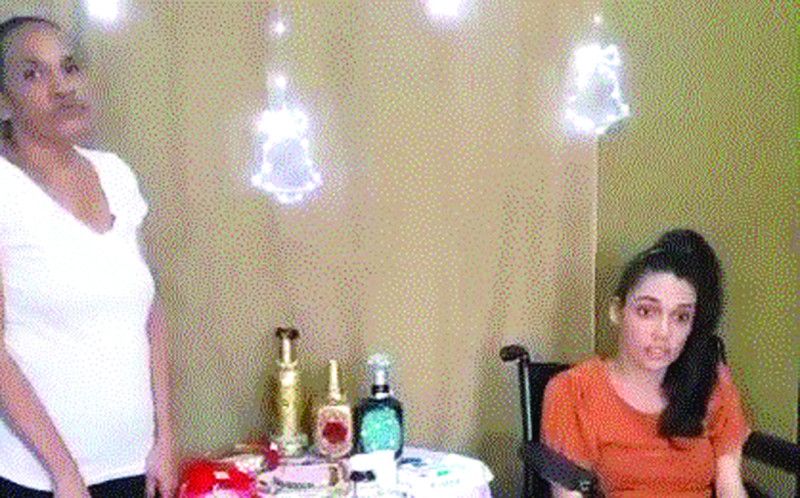 Madre espera ayuda para su hija que sufre parálisis cerebral