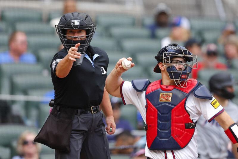 Jen Pawol, una mujer arbitra que hace historia en la MLB
