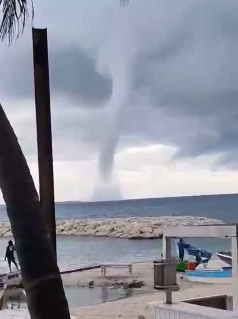 Tromba marina sorprende a residentes de Caleta en La Romana este miércoles