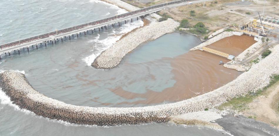 Unidad 1 de Punta Catalina salió de operación por obstrucción de sargazo