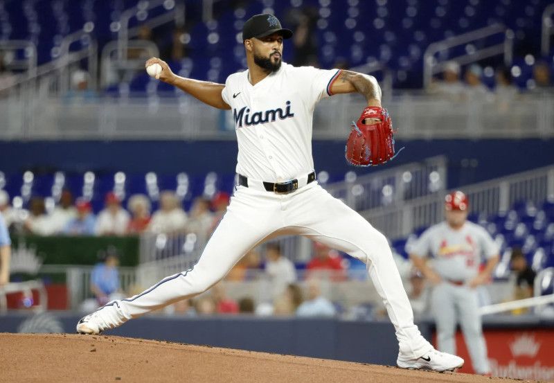 Sandy Alcántara lanza 7 entradas impecables y Marlins vencen San Luis