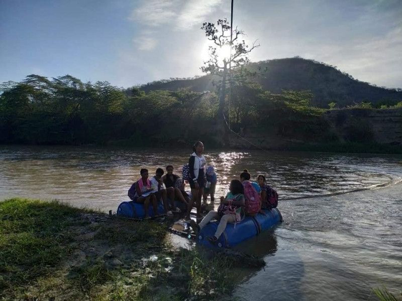 Estudiantes reciben nuevo año escolar cruzando río para asistir a la escuela en Tamayo