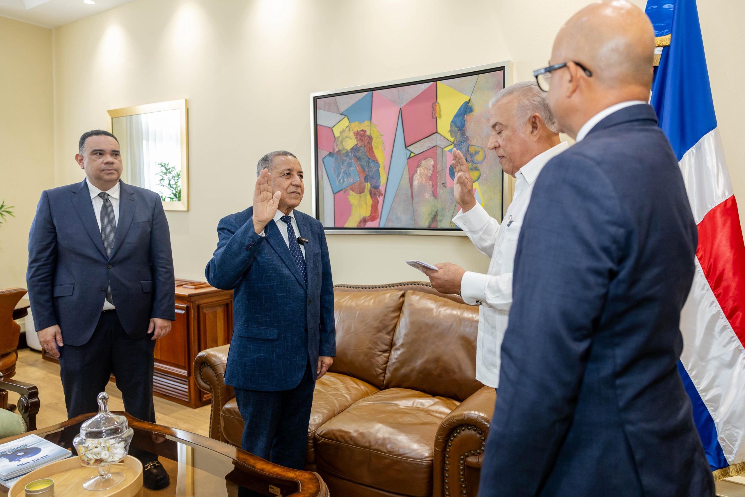Andrés Bautista juramenta a Félix Reyna como director de la DIECOM