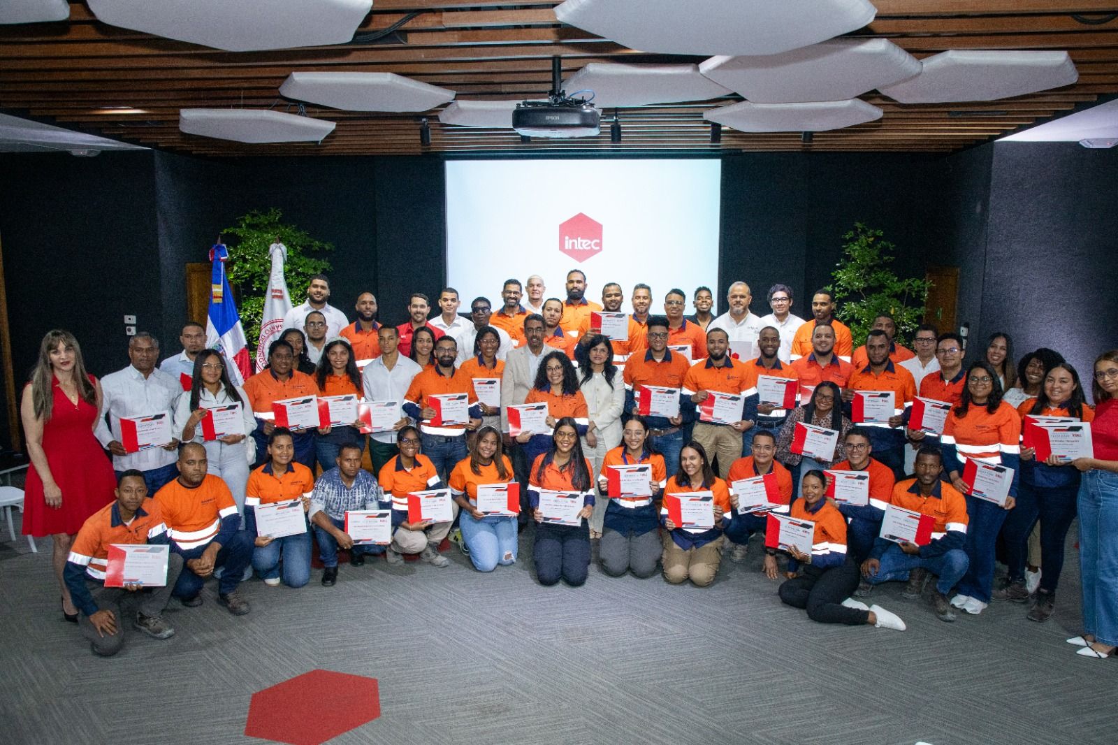 INTEC, la Universidad de Chile y Barrick Pueblo Viejo gradúan segunda cohorte del Diplomado en Minería y Metalurgia