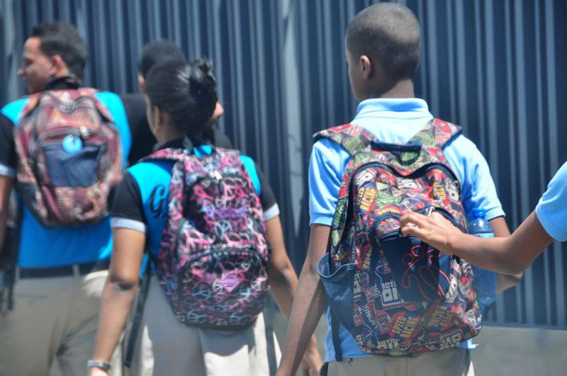 Recomiendan actividad física para reducir el dolor de espalda provocado por el peso de las mochilas