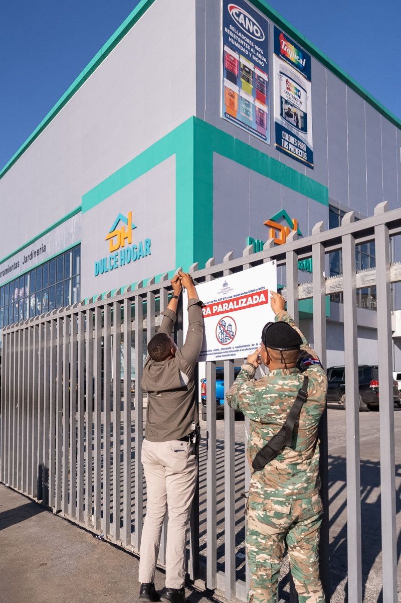 Paralizan operaciones de varias naves y plazas en Santo Domingo por riesgos