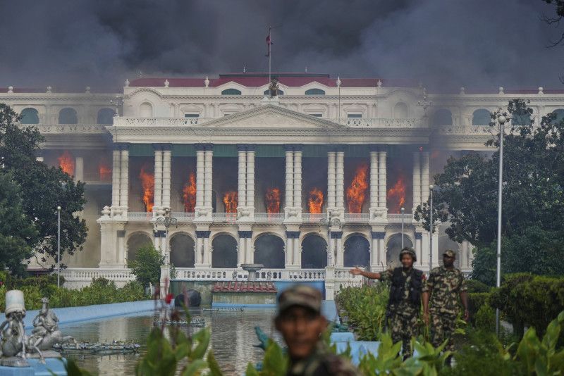 Muere quemada esposa de exprimer ministro de Nepal durante un ataque por manifestantes