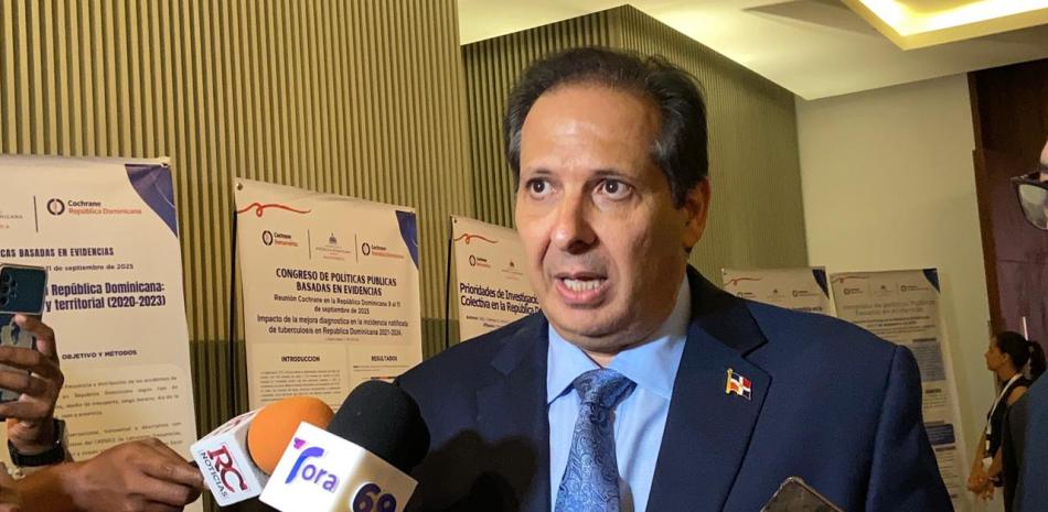 Ministro de Salud dice que siempre faltarán camas en UCI, aunque asegura que hay más que antes