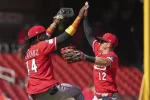 Spencer Steer batea cuadrangular y Rojos vencen a Cardenales en juego decisivo de su serie