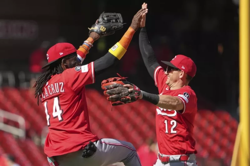 Spencer Steer batea cuadrangular y Rojos vencen a Cardenales en juego decisivo de su serie