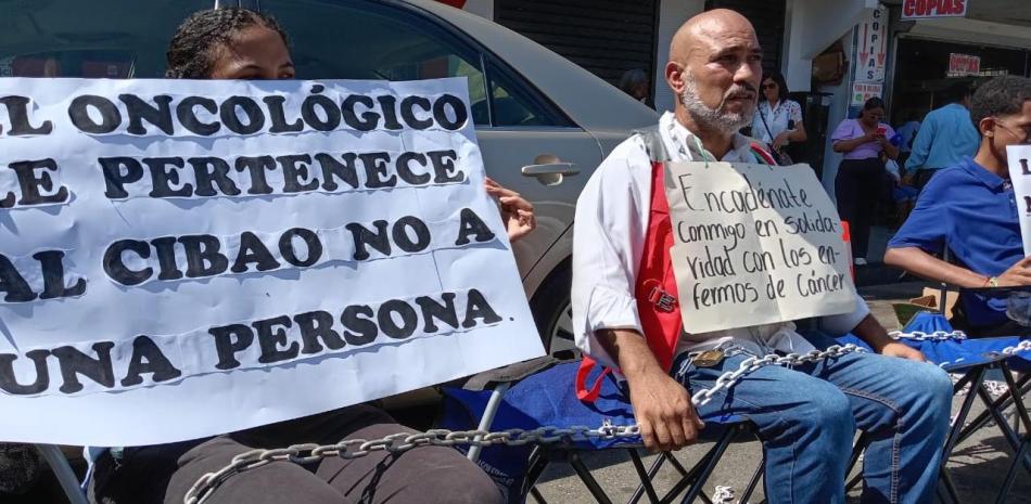 Un pastor evangélico se encadena frente al Oncológico del Cibao, en medio de protestas