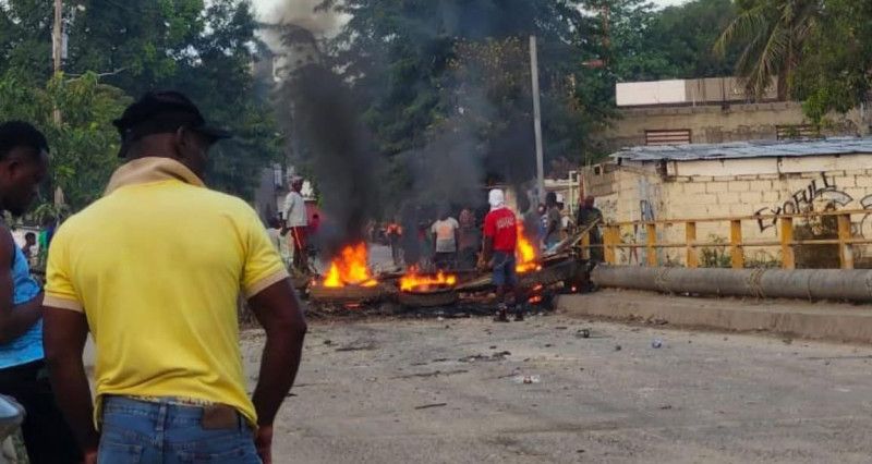Con quemas de neumáticos bloquean entrada a Juana Méndez por asesinato a tiros de abogado