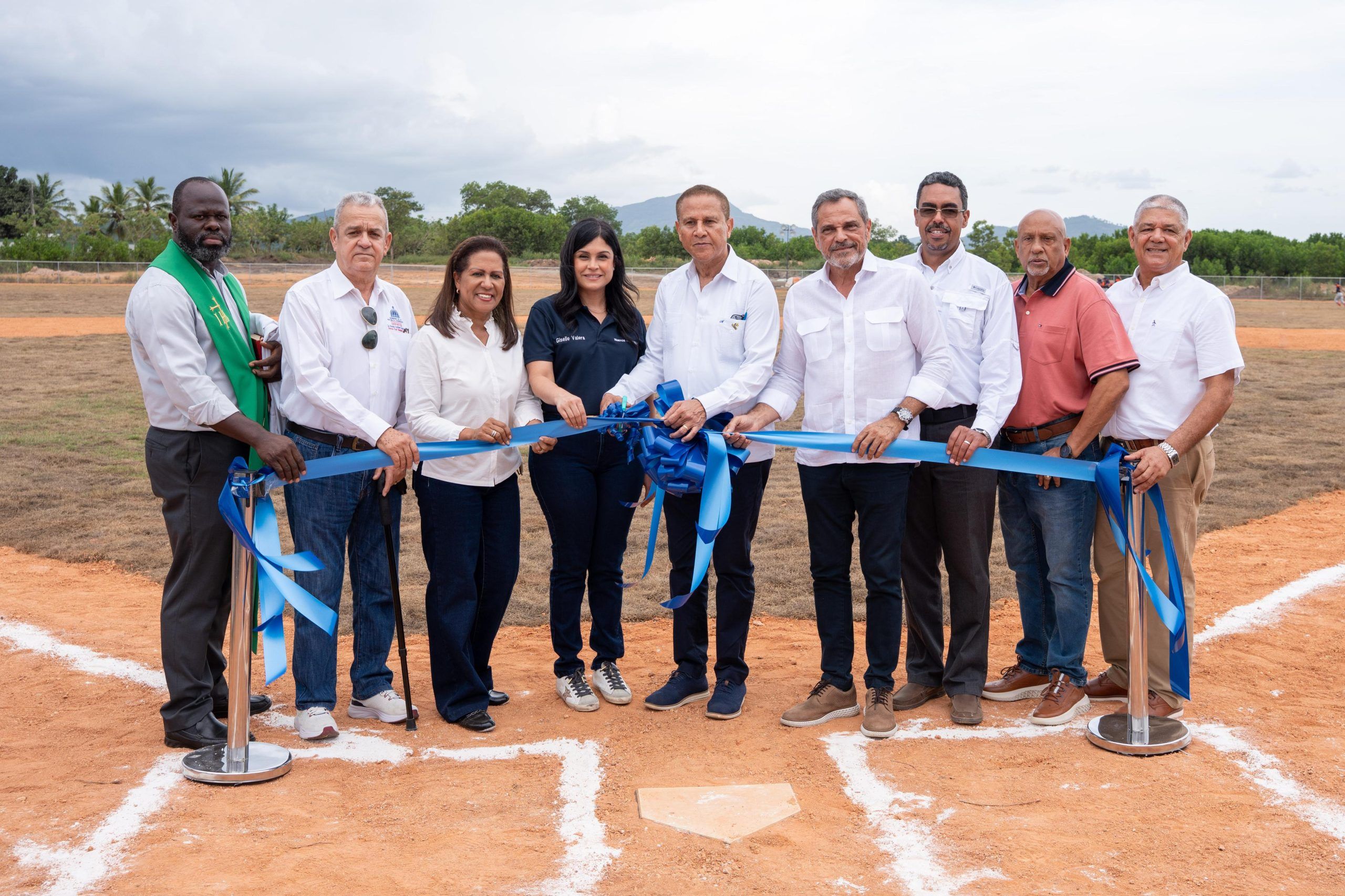 El proyecto Nuevos Horizontes sigue creciendo: entregan segundo salón comunal y campo de béisbol
