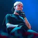 Justin Bieber reaparece escuchando música de El Alfa ante preocupación por su salud mental