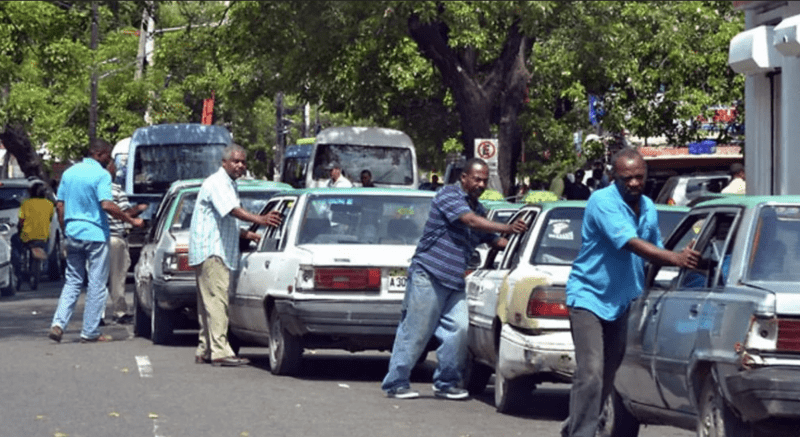 Choferes protestan por supuesta eliminación de subsidio; advierten aumento del pasaje a RD$90