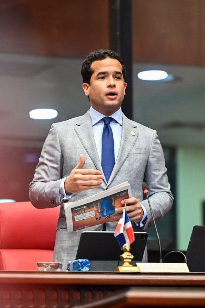 Omar Fernández exige cumplir la ley y liberar de impuestos salarios de hasta RD$52,000