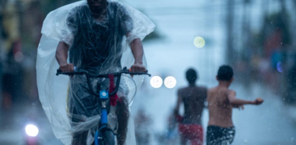 Persisten los aguaceros; mantienen alerta contra inundaciones para 12 provincias