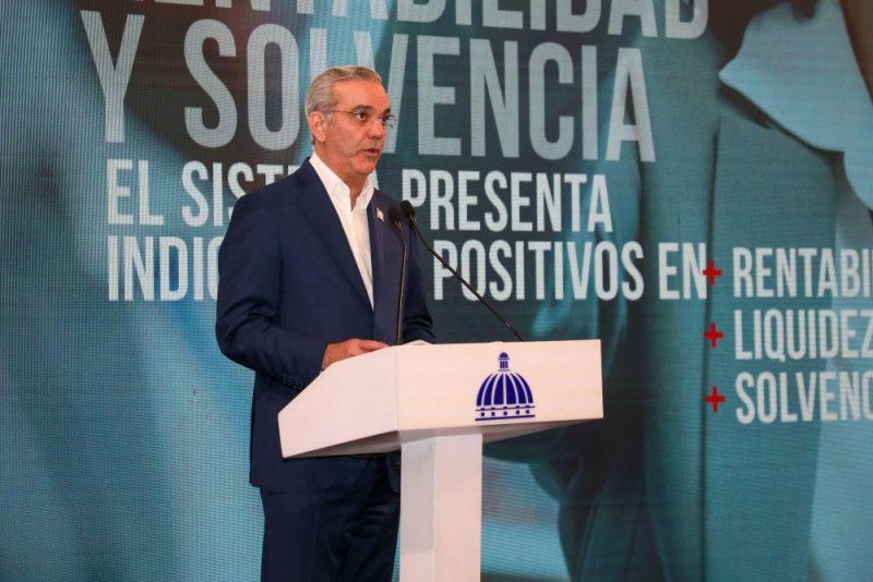 Abinader destaca estabilidad del sistema financiero nacional