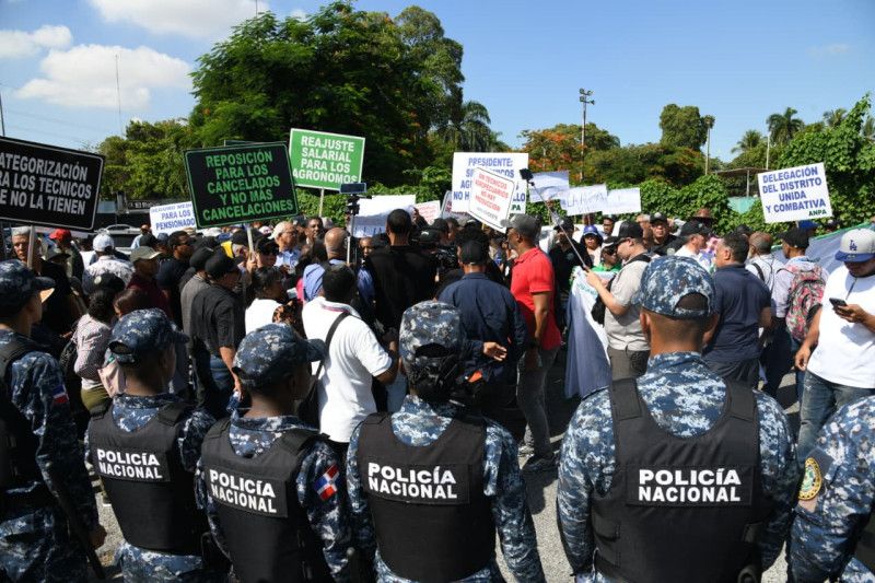 Protesta de agrónomos es reprimida por agentes policiales frente a Agricultura