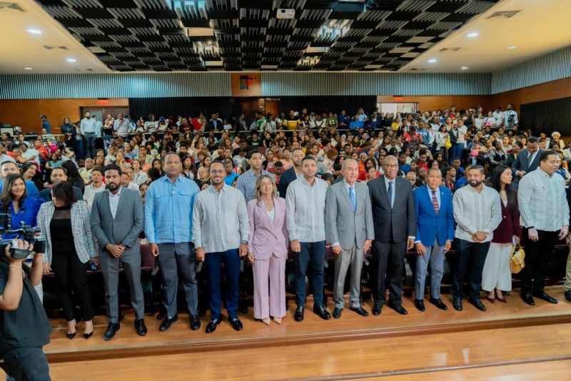Gobierno lanza “Tarjeta Joven”, un programa para beneficiar a estudiantes de escasos recursos Gobierno lanza “Tarjeta Joven”, un programa para beneficiar a estudiantes de escasos recursos