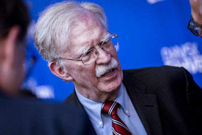 Exasesor de Trump se entrega a las autoridades tras imputación por documentos clasificados