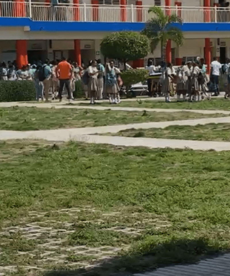 Continúan ingresados dos estudiantes de liceo de Barahona tras inhalar sustancia desconocida
