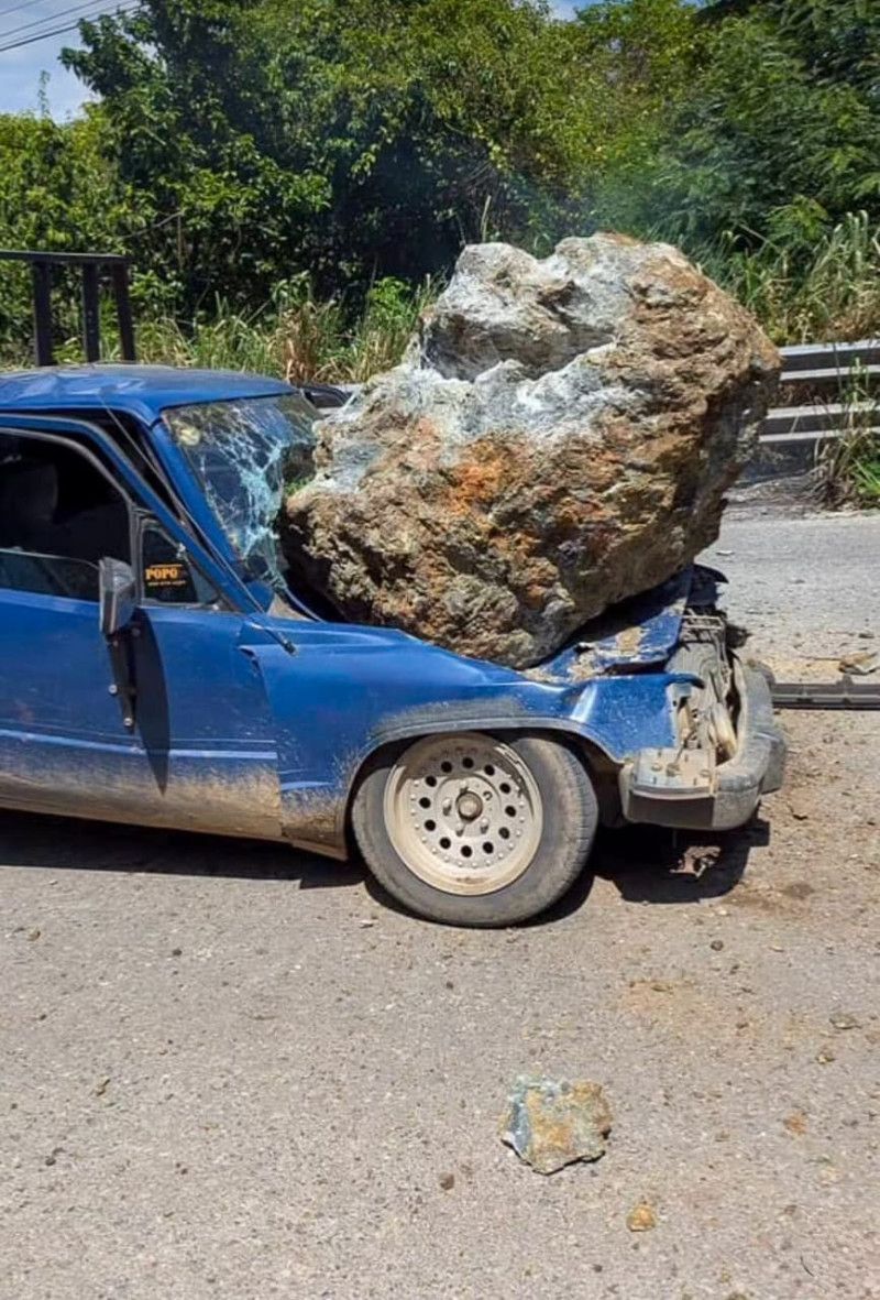 Ya van tres derrumbes de rocas en carretera de Jarabacoa