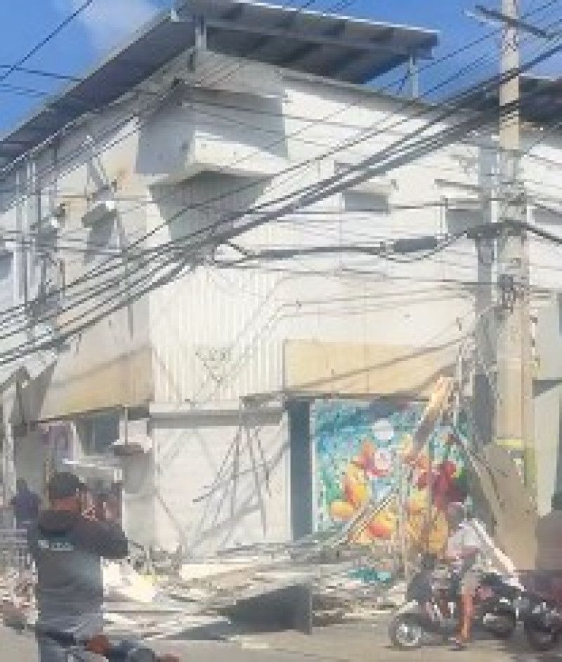 Se desploma fachada de sucursal de Banreservas en Salcedo