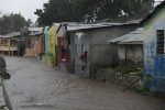 Tormenta Melissa: Familias atrapadas y vías intransitables por inundaciones en Baní