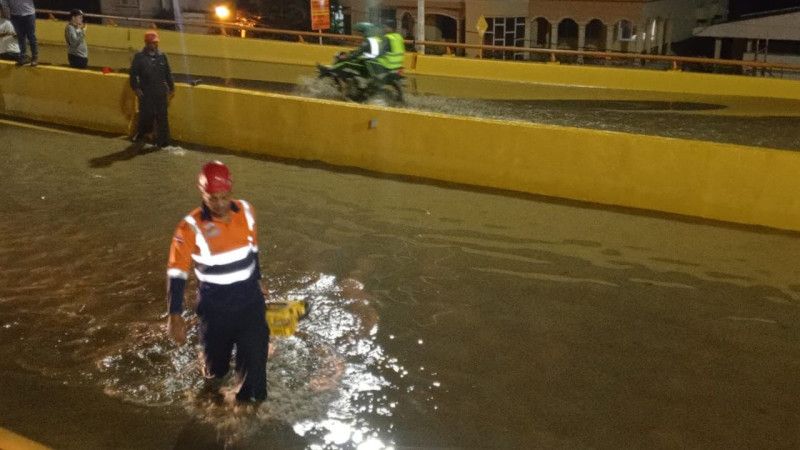 Lluvias provocan caos vehicular en Santiago; drenajes obstruidos en el elevado de la entrada Lluvias provocan caos vehicular en Santiago; drenajes obstruidos en el elevado de la entrada