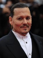 Johnny Depp lleva a Tokio su caótico arte en el debut internacional de ‘A bunch of stuff’