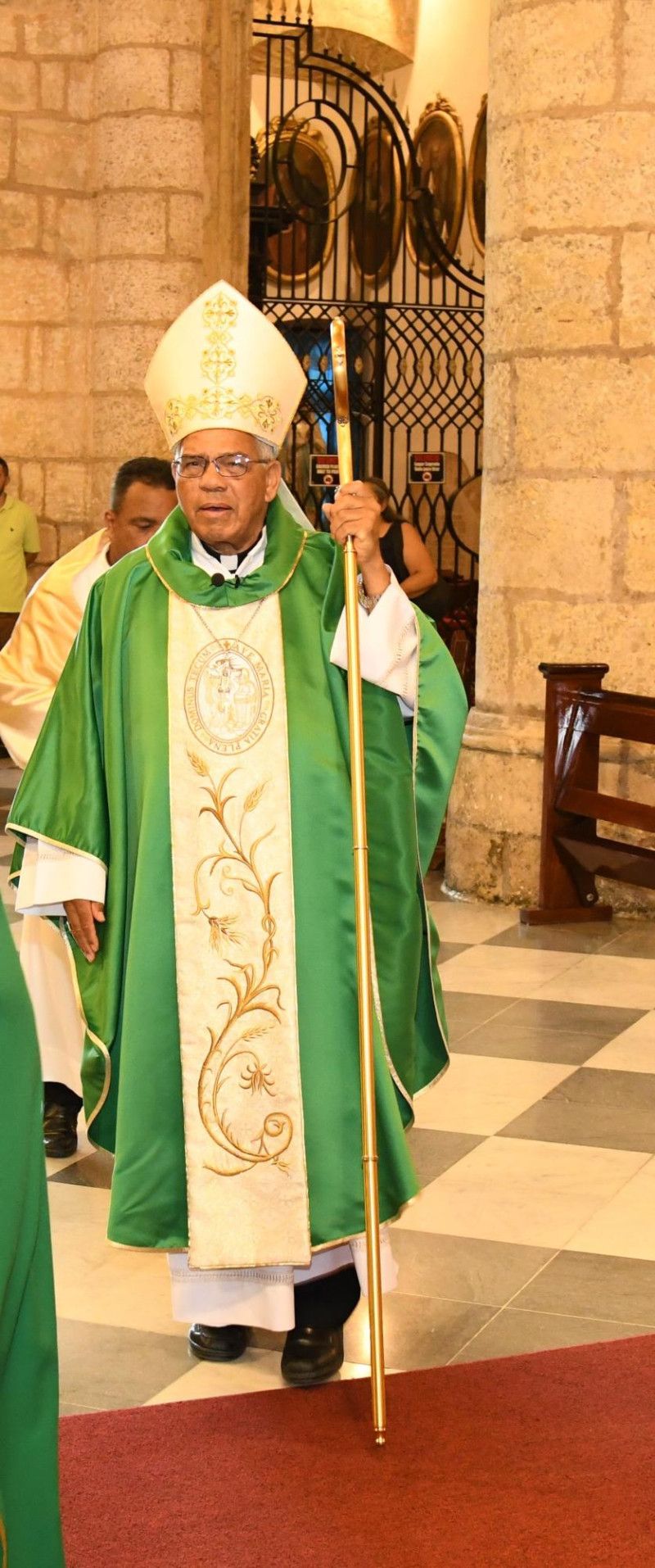 ¿Quién es monseñor Francisco Ozoria, el arzobispo al que le quitaron funciones administrativas?