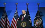 Trump pide negar residencia permanente a personas que son una “carga pública”