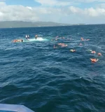 Rescatan a 55 personas tras naufragio de embarcación en la bahía de Samaná