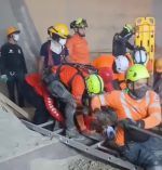 Rescatan a dos trabajadores atrapados tras derrumbe en cementera en Santiago