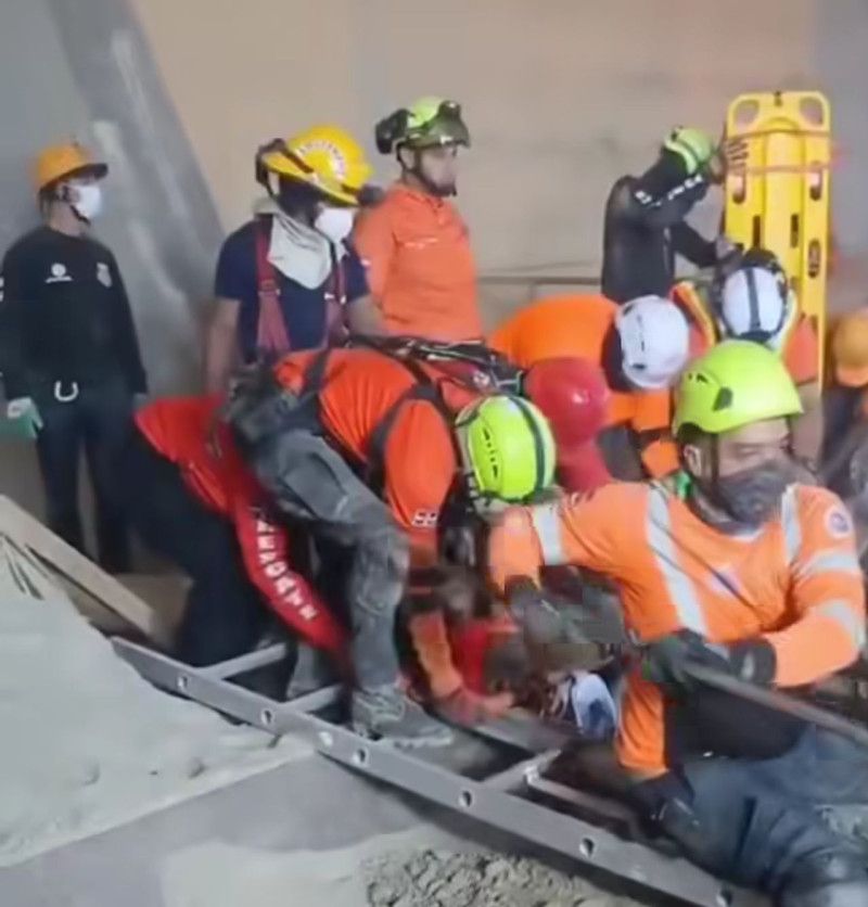Rescatan a dos trabajadores atrapados tras derrumbe en cementera en Santiago