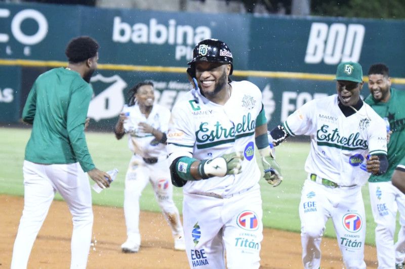 Con hit al cuadro de Canó las Estrellas extienden a cinco la racha de derrotas del Licey