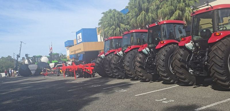 Abinader entrega maquinarias a Agricultura para reducir mano de obra extranjera Abinader entrega maquinarias a Agricultura para reducir mano de obra extranjera