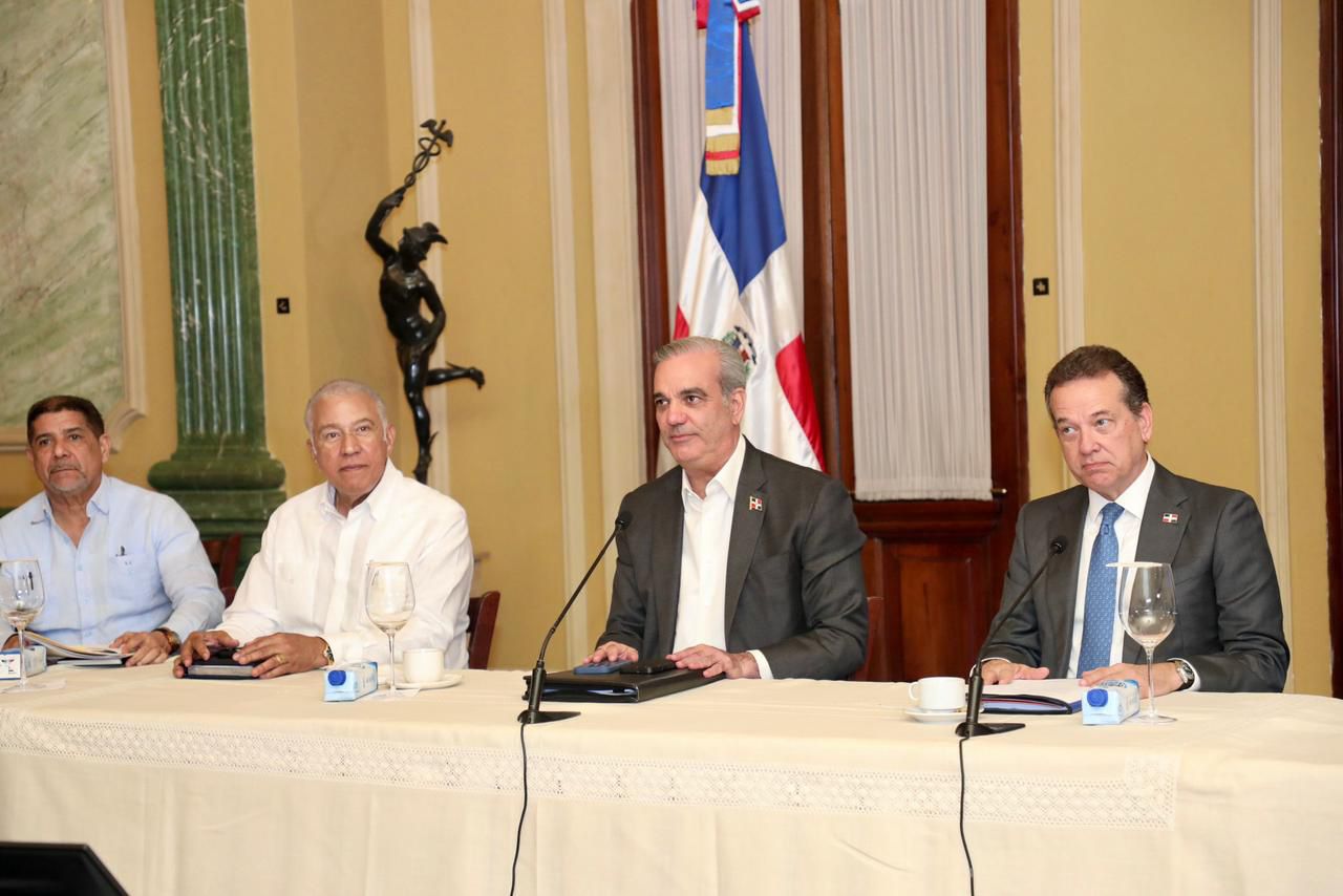 Presidente Abinader impulsa acciones para garantizar abastecimiento y estabilidad de precios durante la temporada navideña en todo el país Presidente Abinader impulsa acciones para garantizar abastecimiento y estabilidad de precios durante la temporada navideña en todo el país