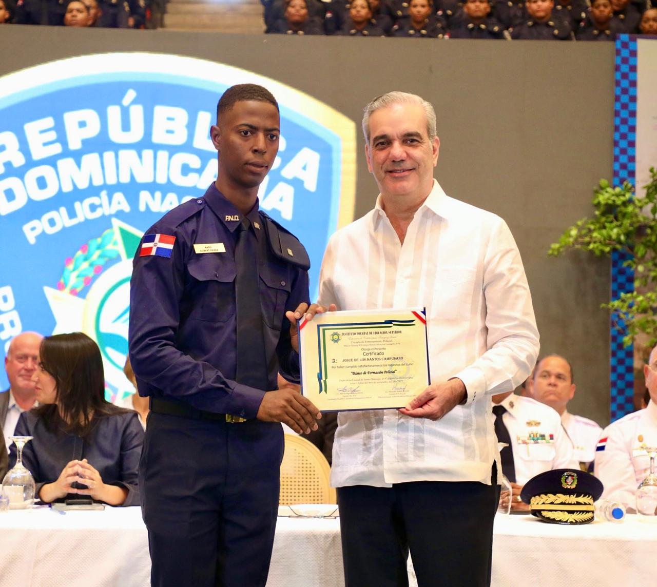 Presidente Abinader juramenta 2,421 nuevos agentes, con ello suman 6,500 policías formados en el marco de la Reforma Policial