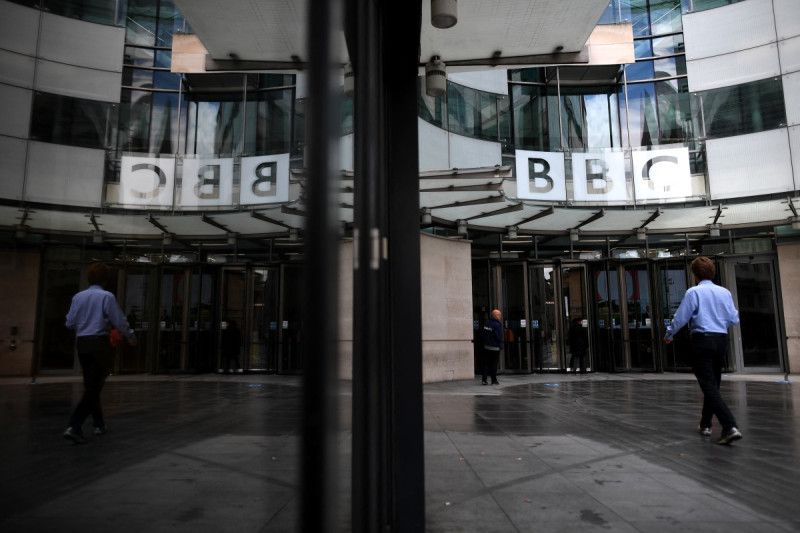 Trump exige a la BBC 10,000 millones de dólares y la cadena responde que se defenderá Trump exige a la BBC 10,000 millones de dólares y la cadena responde que se defenderá