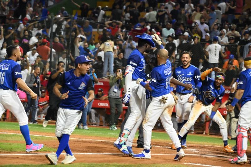 Mauricio pega jonrón para dejar a los Leones en el terreno Mauricio pega jonrón para dejar a los Leones en el terreno