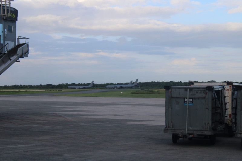 Las tropas militares de EE. UU. instalan un campamento en el AILA